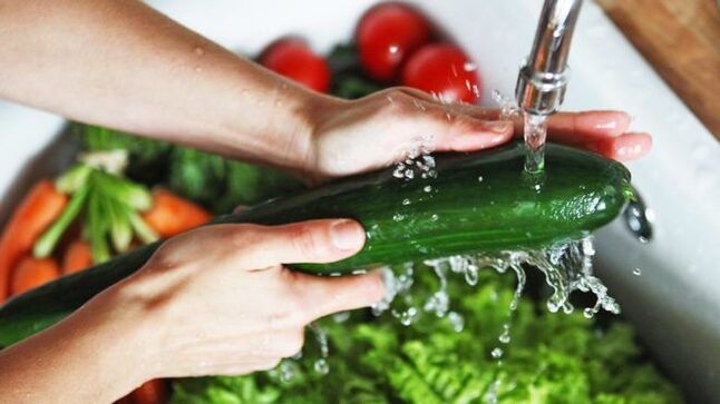 Lave las verduras para prevenir la infección por parásitos protozoarios.